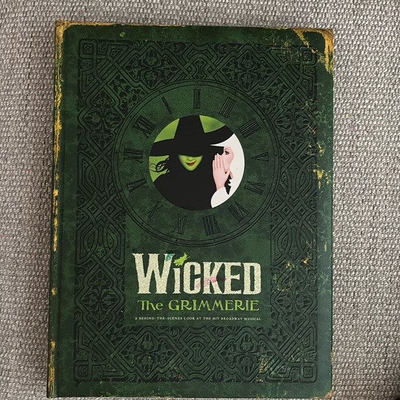 Wicked the Grimmerie book - a behind-the-scenes look at the hit Broadway musical - Picture 1 of 3